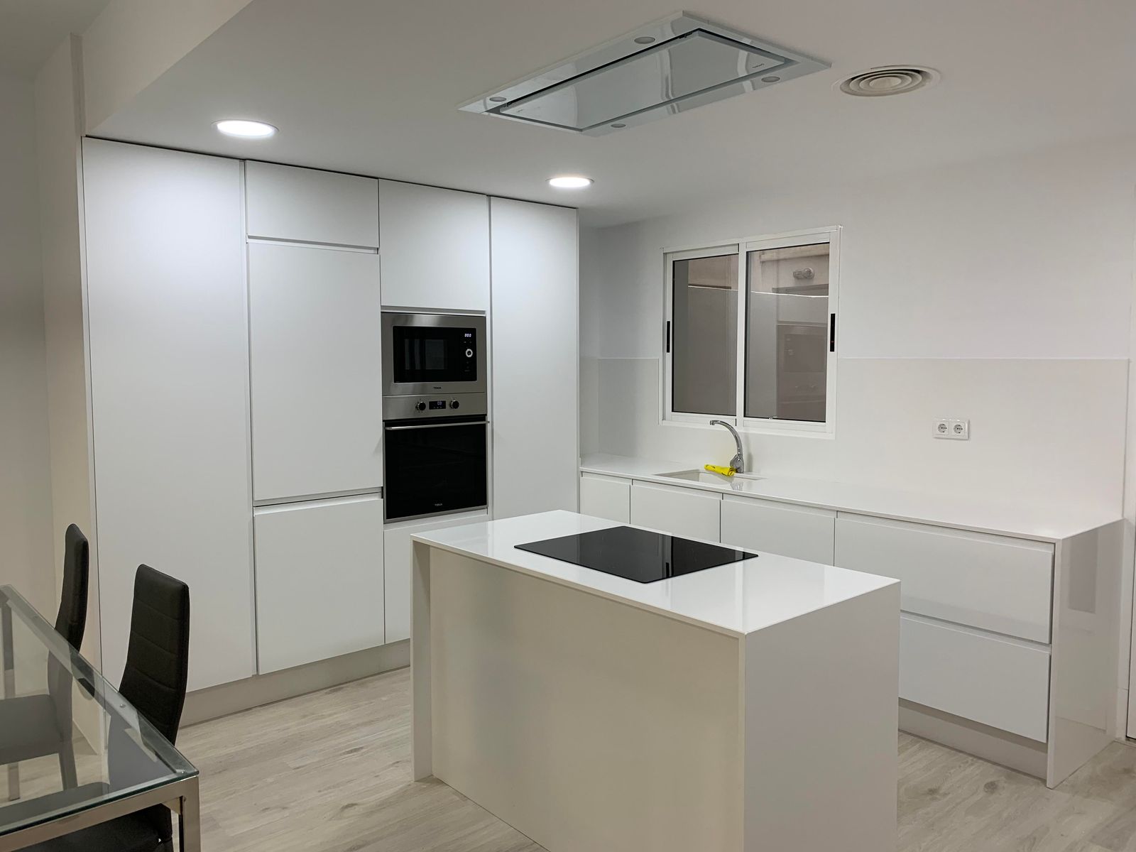Cocina abierta con isla en Carcaixent