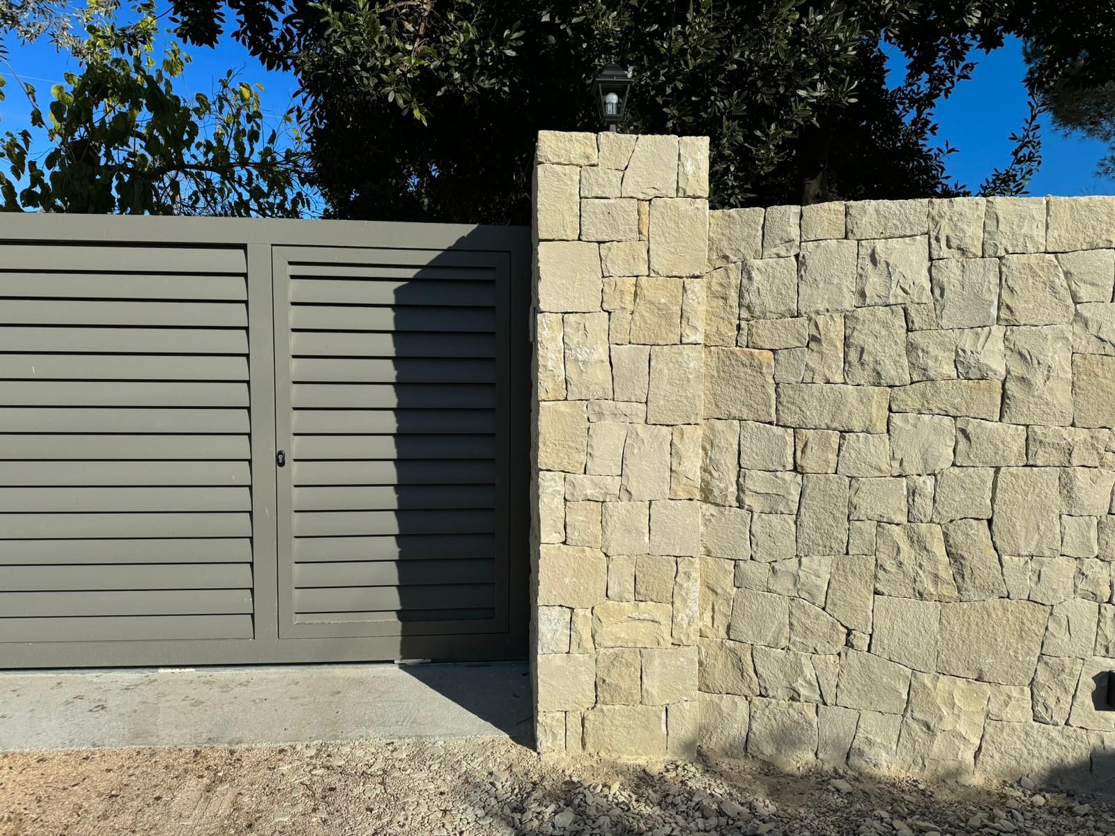 Fachada con aplacado de piedra en Alzira
